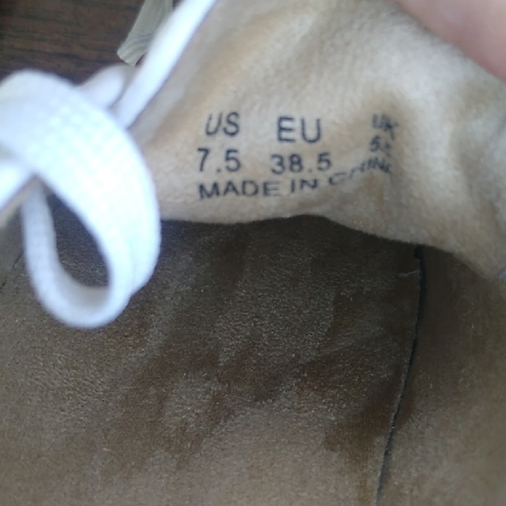 Amazon Essentials Women's White Sneakers - Picture 6 of 12